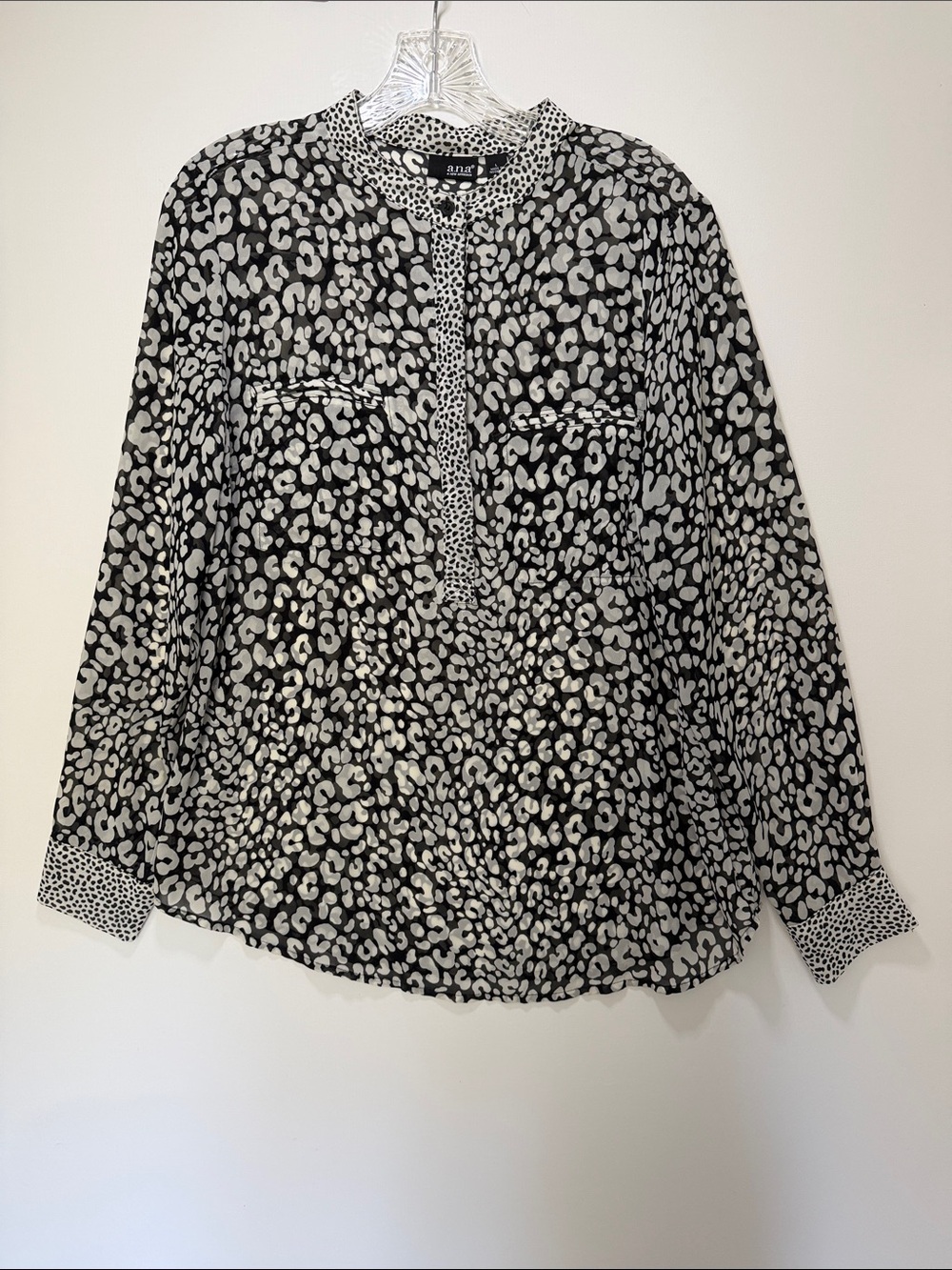 a.n.a Women’s Black and White Leopard-Print Pullover Tunic - L